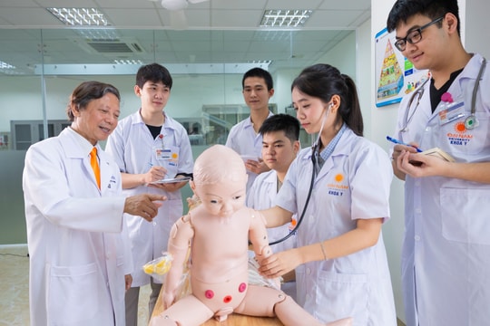 Bác sĩ nội trú học phí ngất ngưởng, có nơi gần 1 tỷ đồng/năm