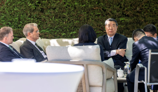 Mỹ và Trung Quốc nối lại đàm phán về thuế và TikTok tại Madrid