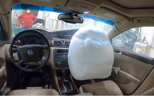 Túi khí bung rồi, xe có còn chạy được không?