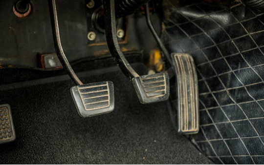 Xe cổ có bốn bàn đạp để làm gì?