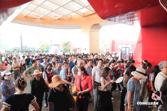 Đông đảo người dân đổ về Triển lãm thành tựu Đất nước trong ngày bế mạc