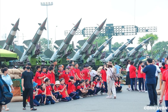 Dàn khí tài quân sự hiện đại thu hút du khách trong ngày cuối Triển lãm thành tựu Đất nước
