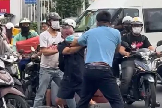 Công an làm rõ vụ tài xế xe máy và ô tô xô xát giữa đường ở TP.HCM