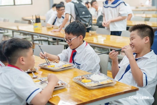 Khay cơm 5 ngăn và bộ tứ vàng giúp học sinh khỏe mạnh, học tập bền bỉ