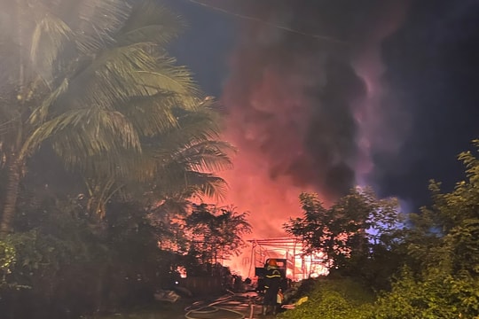 Quảng Ngãi: Kho phế liệu rộng hàng trăm mét vuông bị ngọn lửa thiêu rụi