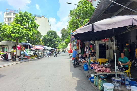 Các xã, phường tại Hà Nội được yêu cầu rà soát các tụ điểm chợ cóc, chợ tạm trong tháng 9/2025