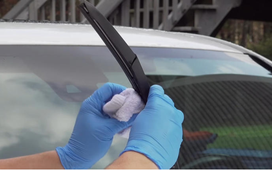 Làm mới cần gạt nước cũ chỉ trong vài phút