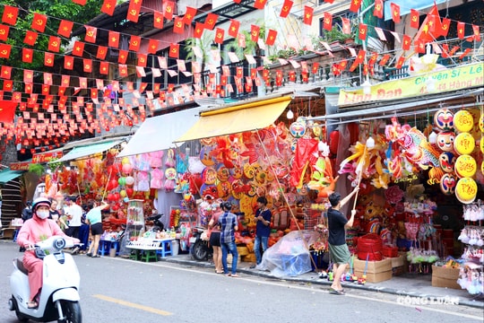 Đồ chơi Trung thu truyền thống trở lại, hút khách giữa nhịp sống hiện đại