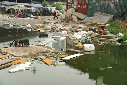 Ngổn ngang công trường bỏ hoang trước cổng Đại học Hà Nội: Dân sống chung với rác thải, nước tù