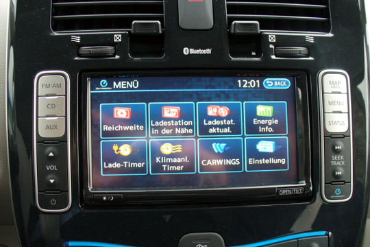 Màn hình cảm ứng trên xe có thể gây tai nạn không đáng có, cách để phòng tránh