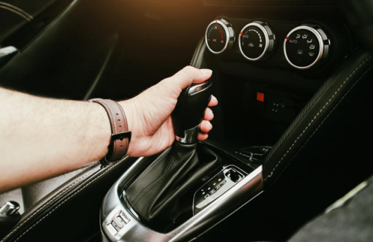 Vô tình chuyển sang số P khi đang chạy xe có làm hư hộp số ô tô không?