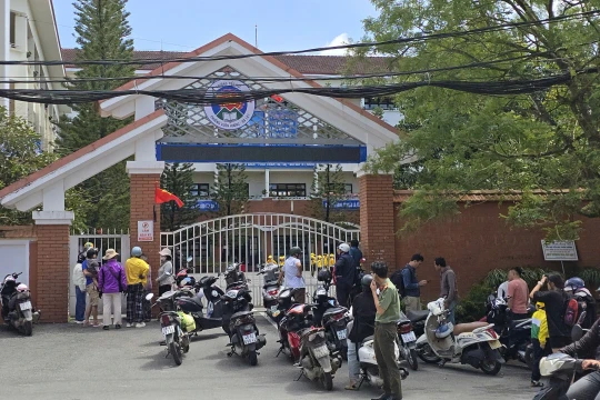 Trường tiểu học thừa nhận bếp ăn từng nhận thực phẩm 'có dấu hiệu bất thường'