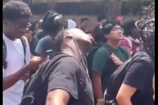 Sinh viên bị đuổi học, cảnh sát trưởng phải nghỉ việc vì cợt nhả vụ ám sát Kirk