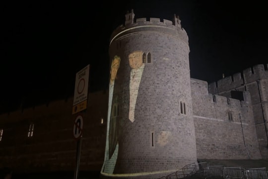 Bốn người bị bắt sau khi ảnh ông Trump và Epstein được chiếu lên Lâu đài Windsor ở Vương quốc Anh