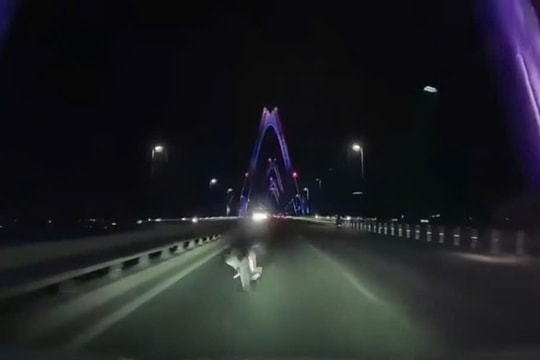 Đi xe đạp ngược chiều trên cầu Nhật Tân, người đàn ông tử vong sau cú tông trực diện ô tô