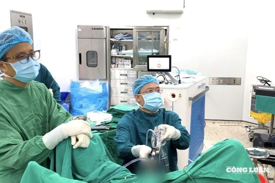 Cắt khối u tuyến tiền liệt gấp 20 lần bình thường và nặng 484 gram