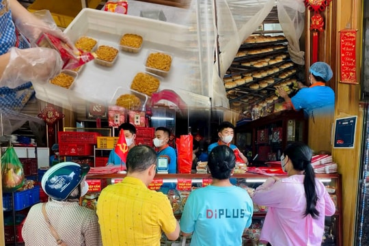 Làng bánh Trung thu cổ truyền nhộn nhịp phục vụ khách hàng