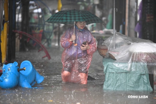 Áp thấp nhiệt đới trên Biển Đông có thể mạnh lên thành bão, miền Trung - Nam Bộ mưa to