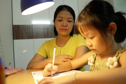 'Chuyện nhỏ - Chuyện lớn': Khi bài tập về nhà không còn là chuyện riêng của trẻ