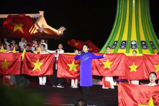 "Lời tri ân - Dòng sông hoa lửa”: Đêm nghệ thuật tái hiện huyền thoại bến phà Long Đại