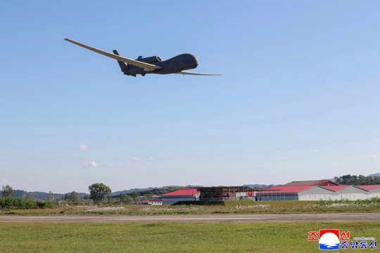 Ông Kim Jong Un giám sát thử nghiệm UAV, yêu cầu phát triển AI