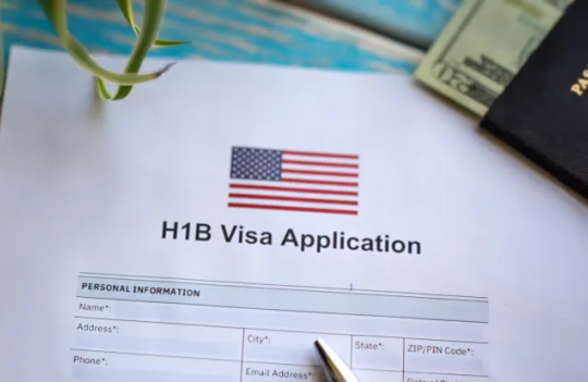 Tổng thống Donald Trump dự kiến áp phí 100.000 USD cho visa H-1B