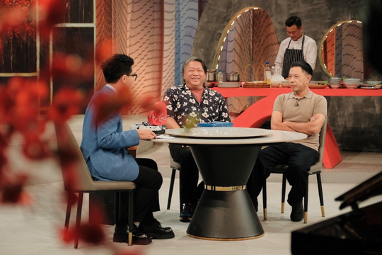 Thái Hòa toát mồ hôi kể hậu trường vai không tặc trong 'Tử chiến trên không'