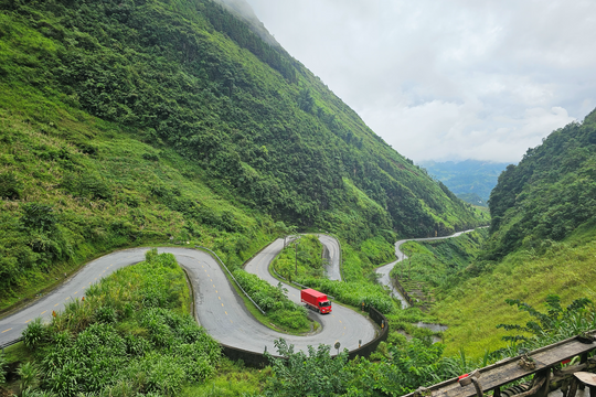 Chiêm ngưỡng đường dốc Thẩm Mã uốn lượn như dải lụa giữa mây trời Hà Giang