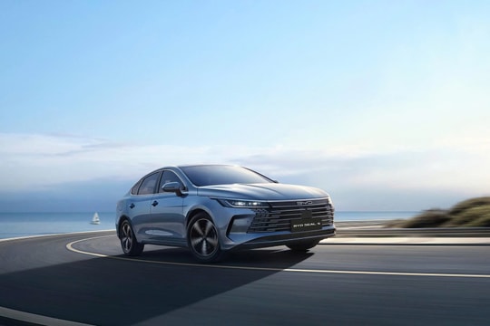 Sedan đầu tiên trang bị PHEV chốt lịch ra mắt khách Việt