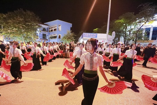 Tưng bừng Lễ hội đường phố ‘Tinh hoa Tây Bắc’