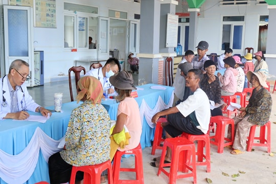 Mời 255 bệnh nhân bị kê khống tán sỏi đến khám sức khỏe miễn phí