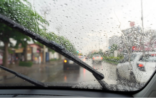 Gạt mưa silicon và cao su, chất liệu nào thật sự vượt trội hơn?