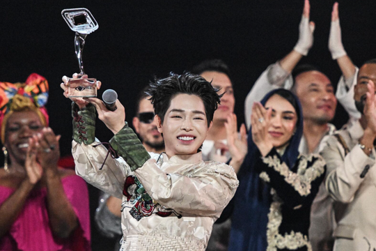 Ca sĩ Đức Phúc xuất sắc giành cúp vô địch Intervision 2025