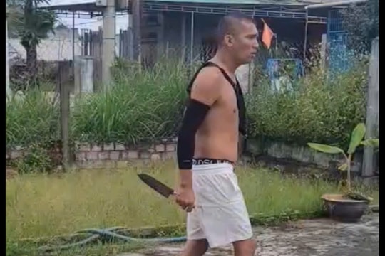 Quảng Ngãi: Bắt giữ khẩn cấp thanh niên cầm dao chống đối, thách thức lực lượng Công an