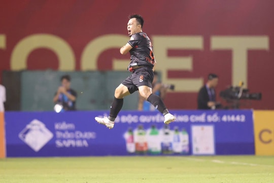 Vượt qua ĐKVĐ Nam Định, tân binh Ninh Bình bay cao trên ngôi đầu V.League