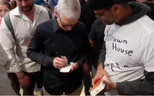 Người đàn ông đánh rơi iPhone 17 Pro trước mặt Tim Cook, phản ứng khiến dân mạng bất ngờ