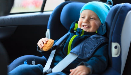 Làm sao để trẻ vui vẻ ngồi ghế xe?