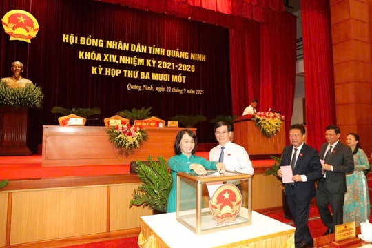 Ông Bùi Văn Khắng được bầu làm Chủ tịch UBND tỉnh Quảng Ninh với 100% phiếu tán thành