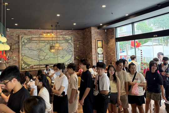 Tranh cãi việc giới trẻ đổ xô 'check-in ghế tổng tài' tại quán cà phê ở Hà Nội