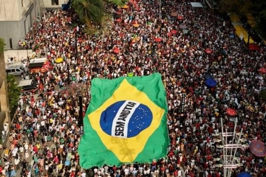Biển người biểu tình phản đối nỗ lực ân xá cựu Tổng thống Brazil
