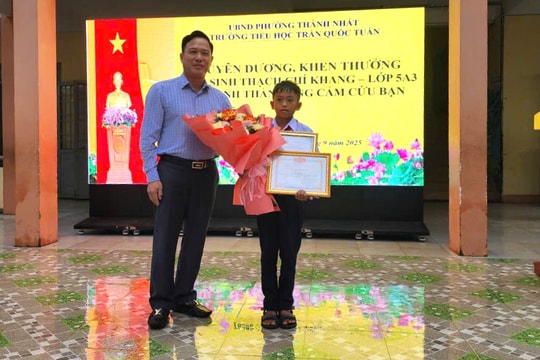 'Người hùng nhí' lớp 5 cứu bạn trong thảm án được tuyên dương