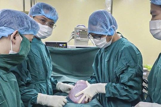 Quảng Ngãi: Cắt bỏ khối u buồng trứng nặng 5,5kg ở bệnh nhân 19 tuổi