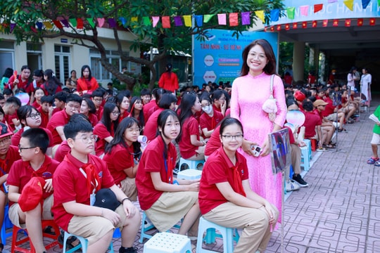 Vì sao phụ huynh vẫn nặng gánh các khoản thu 'tự nguyện' dù miễn học phí?