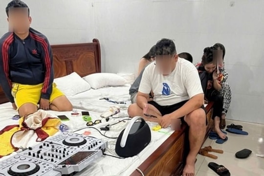 6 đối tượng mang bàn DJ, loa vào khách sạn mở tiệc 'ma túy"