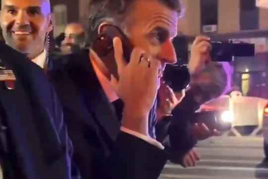 Video cảnh Tổng thống Macron gọi điện cho ông Trump khi bị cảnh sát chặn lại ở New York