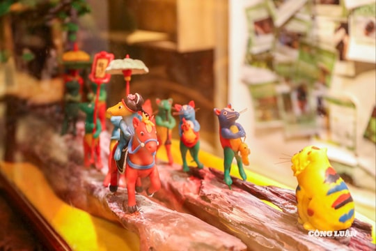 Đồ chơi Trung thu truyền thống hút khách, nhiều sản phẩm giá tiền triệu