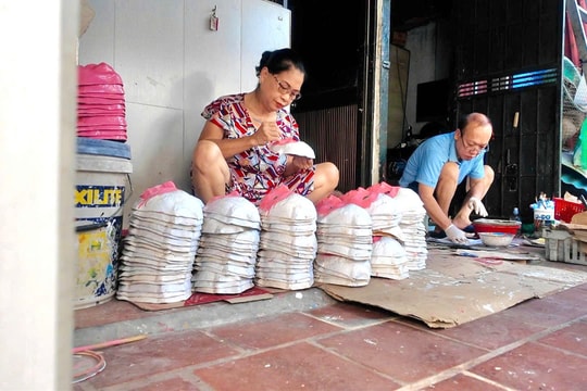 Vợ chồng nghệ nhân Hà Nội gìn giữ hồn Trung thu qua những chiếc mặt nạ giấy bồi