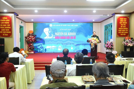 Ra mắt sách ảnh Nguyễn Bá Khoản: Những khoảnh khắc vàng trong lịch sử dân tộc