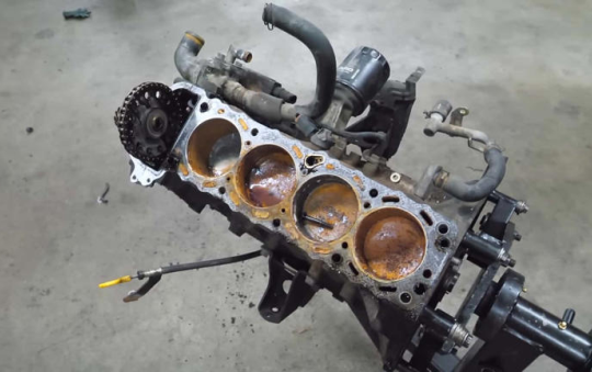 Đừng dùng nước máy để làm mát động cơ