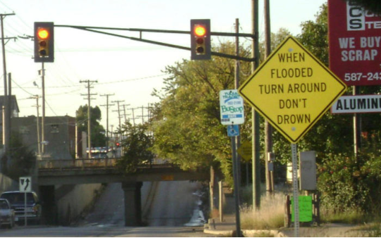 Lái xe qua vùng ngập: rủi ro chết người bạn không nên xem nhẹ